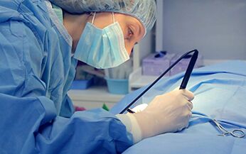 Эркектин фаллусун көбөйтүү операциясын жасап жаткан хирург